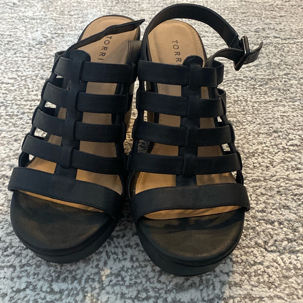 Torrid size 11 Black Wedges